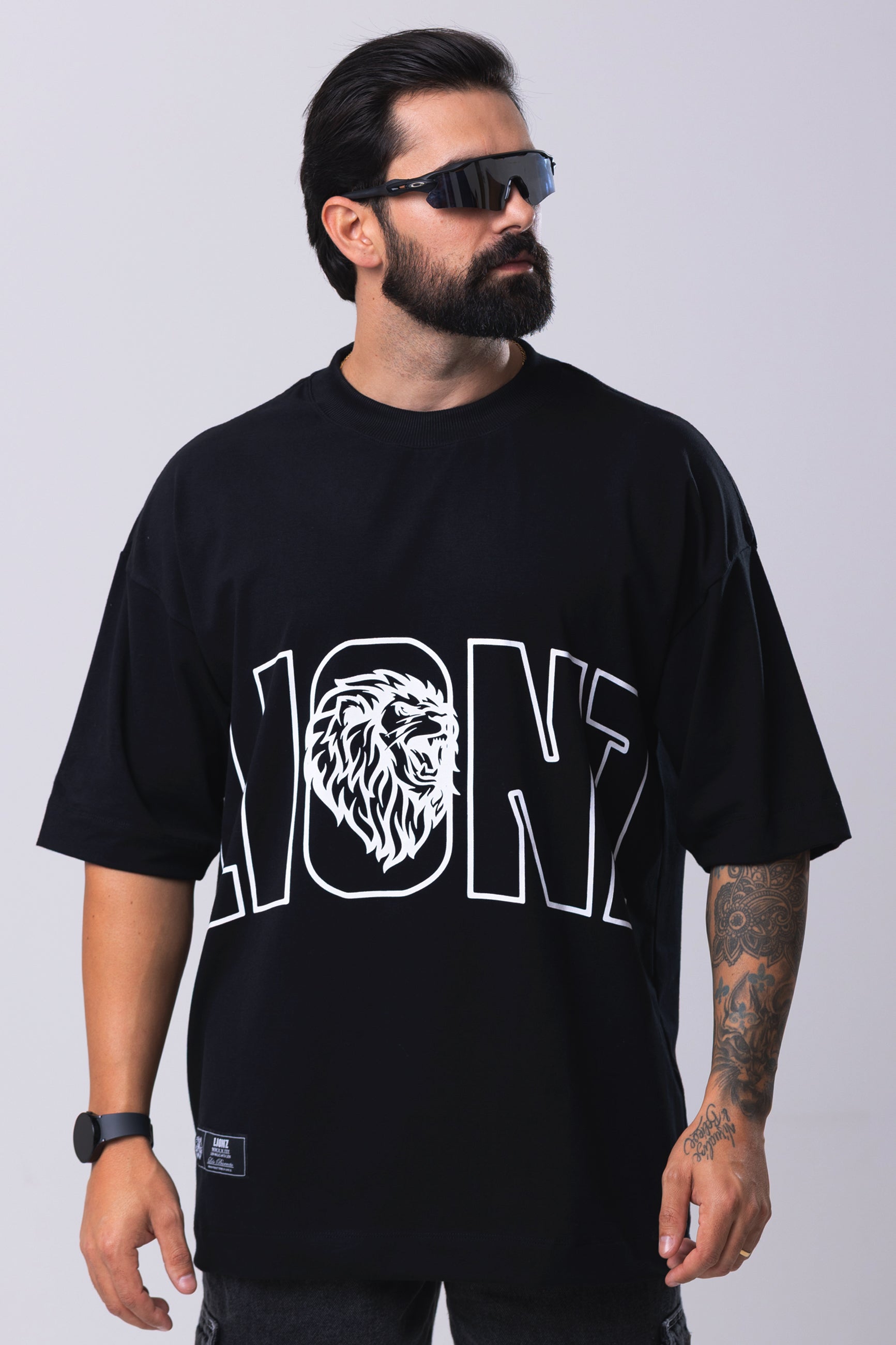 Camiseta Oversized L I O N Z - Preta