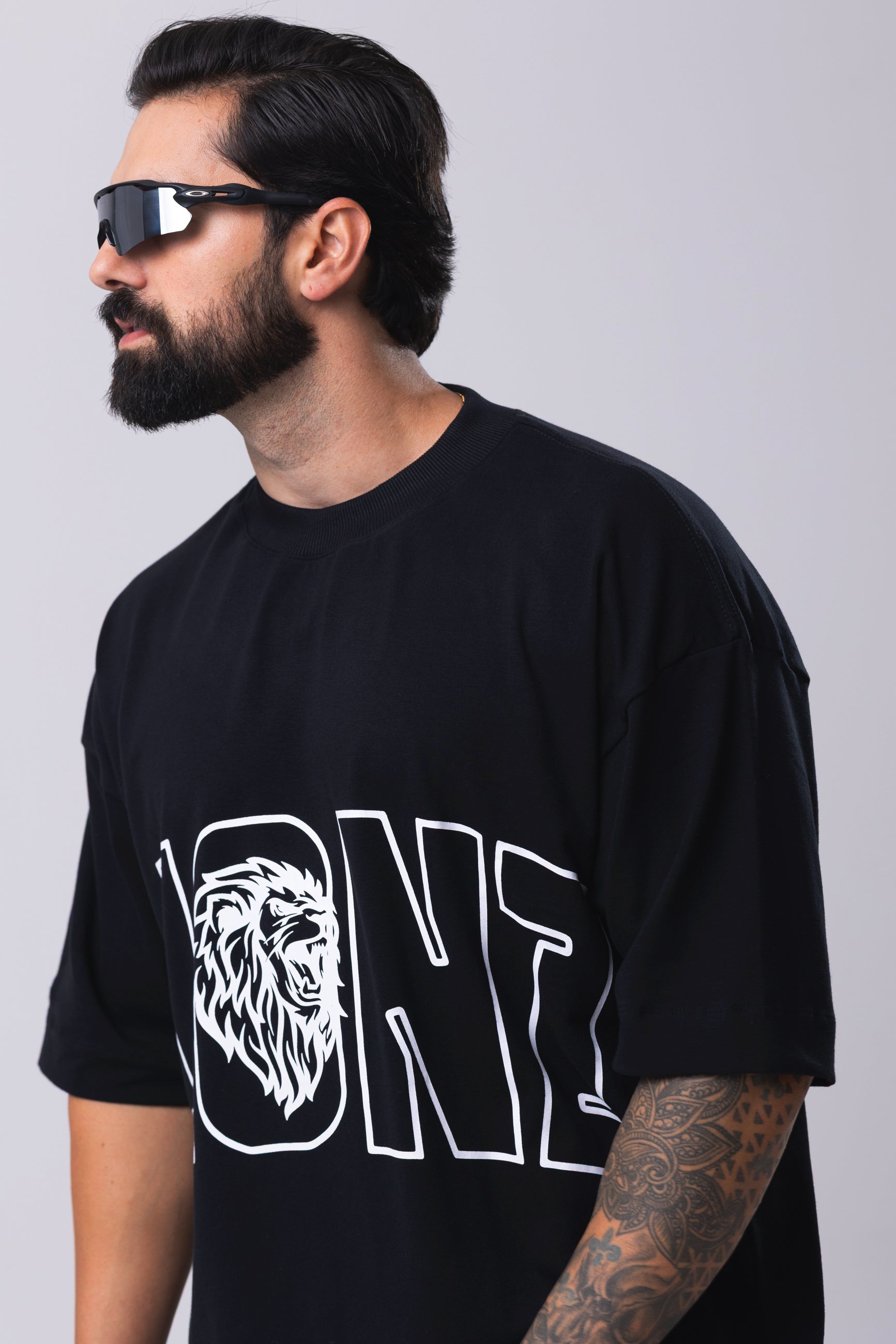 Camiseta Oversized L I O N Z - Preta