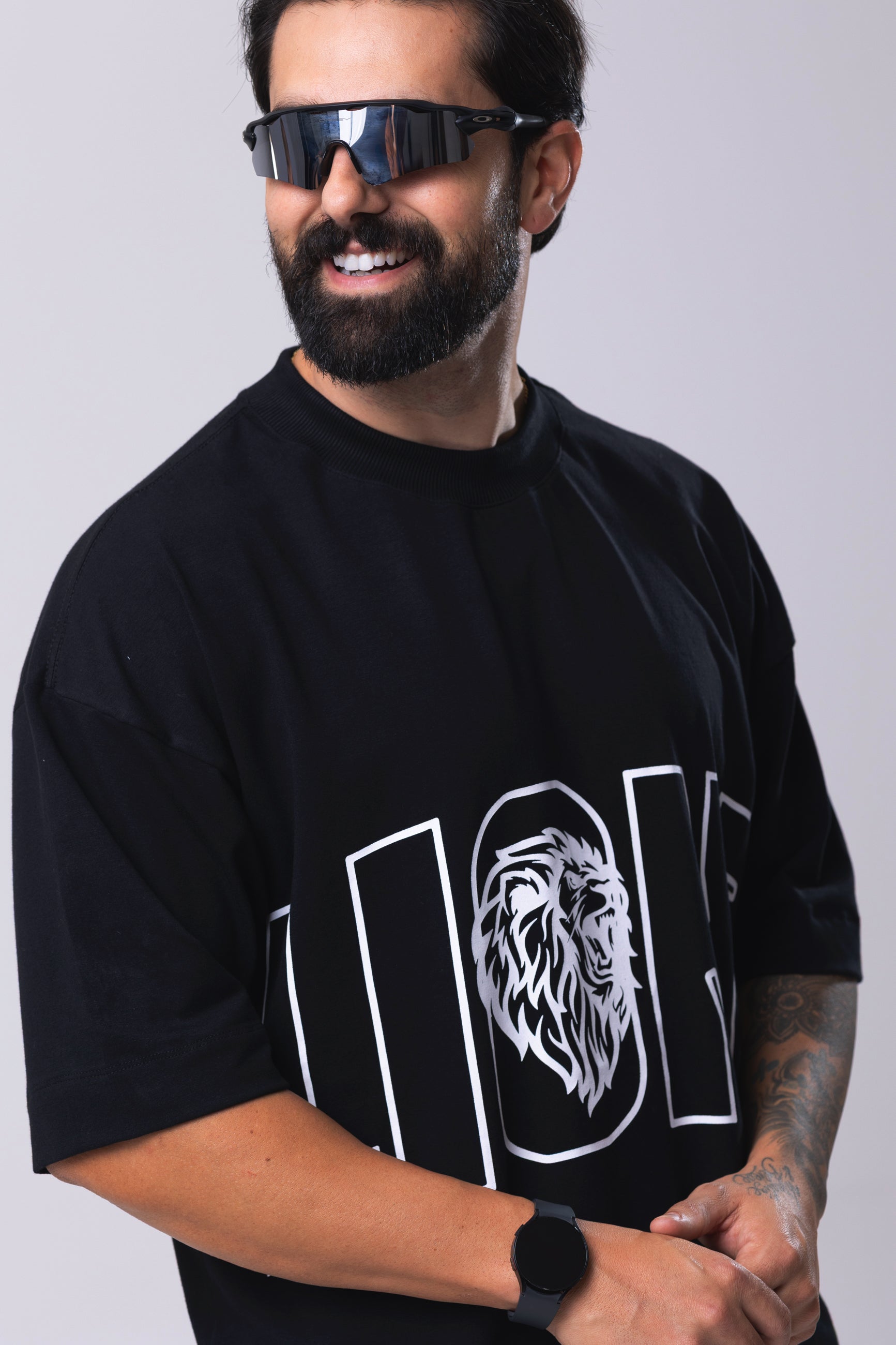 Camiseta Oversized L I O N Z - Preta