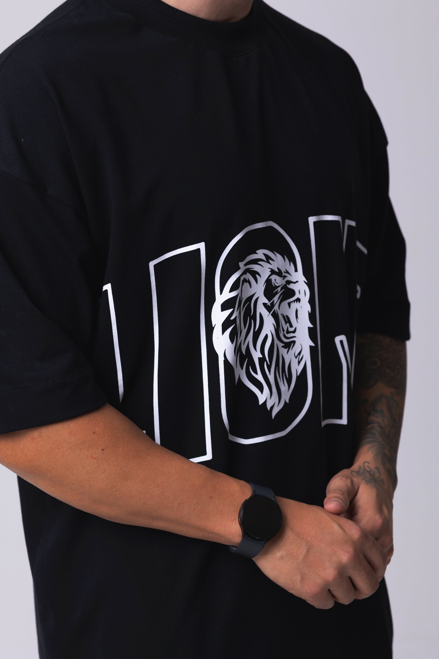 Camiseta Oversized L I O N Z - Preta