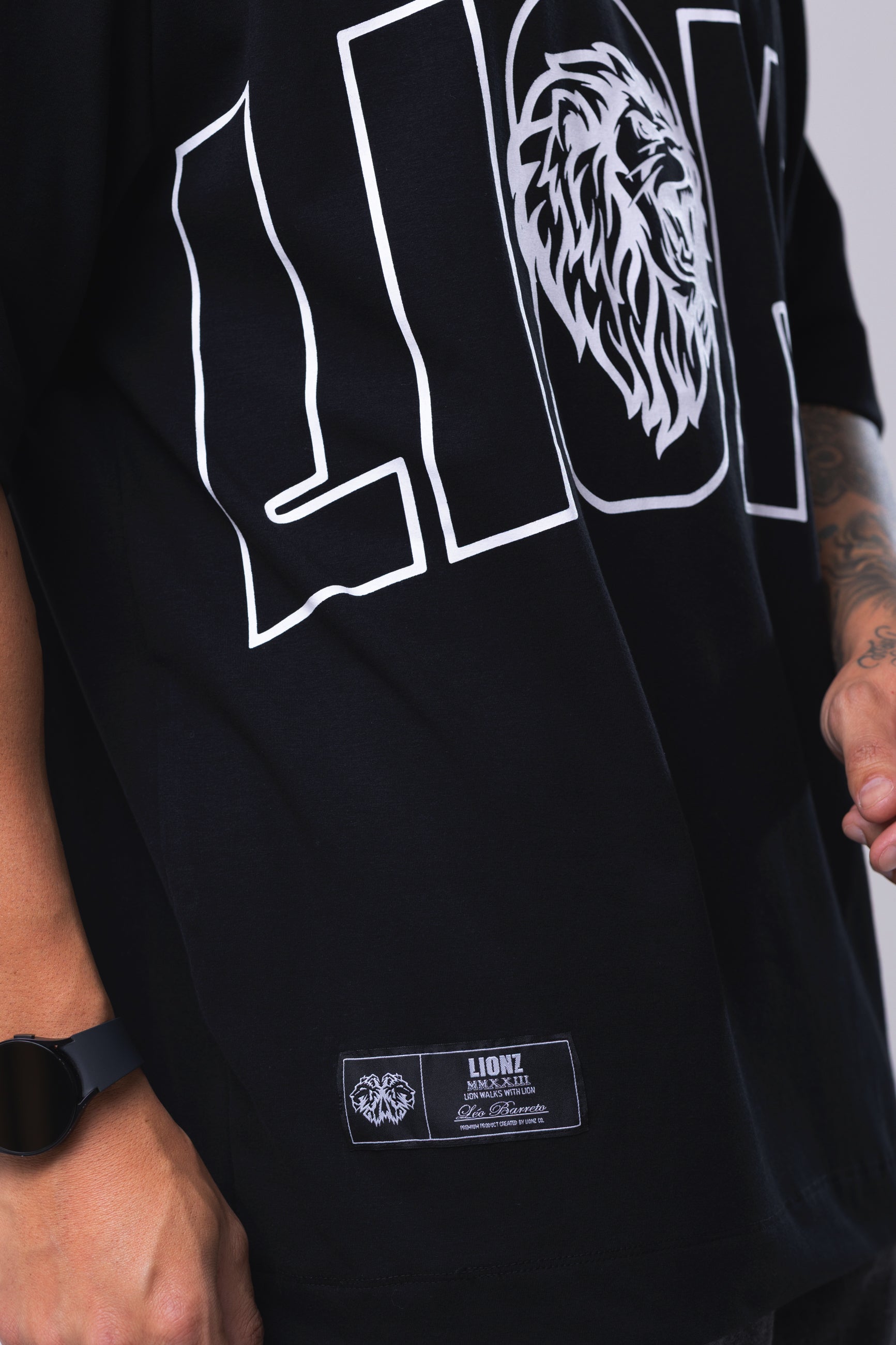 Camiseta Oversized L I O N Z - Preta