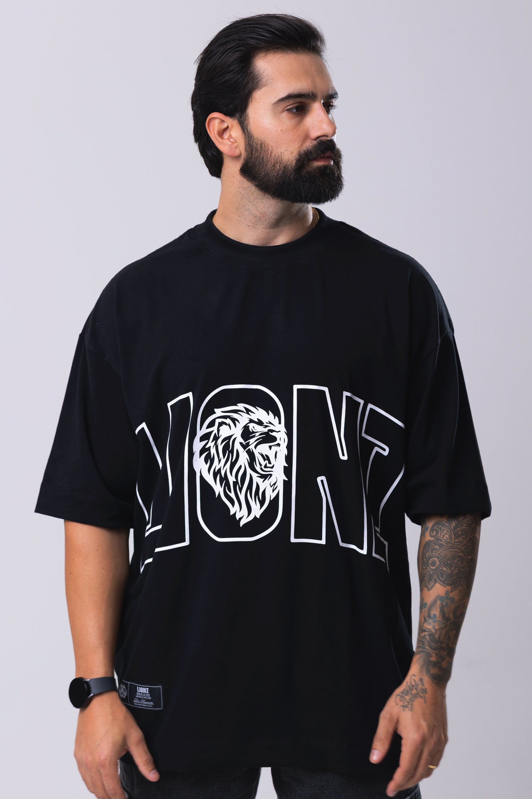 Camiseta Oversized L I O N Z - Preta
