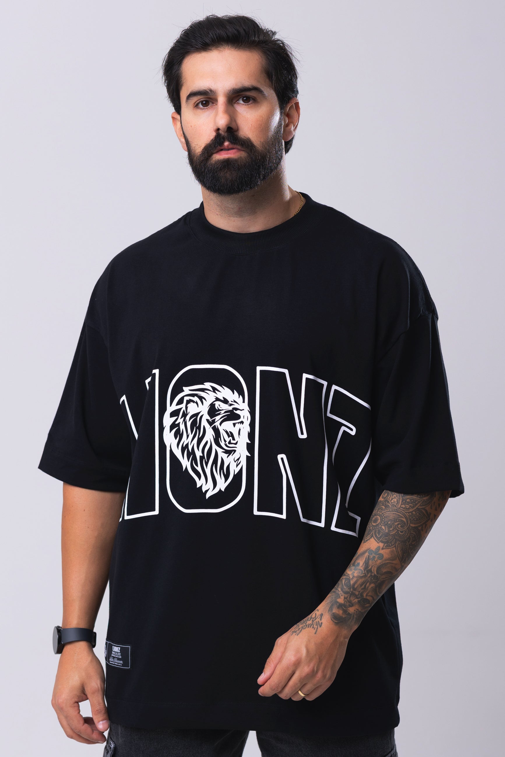 Camiseta Oversized L I O N Z - Preta
