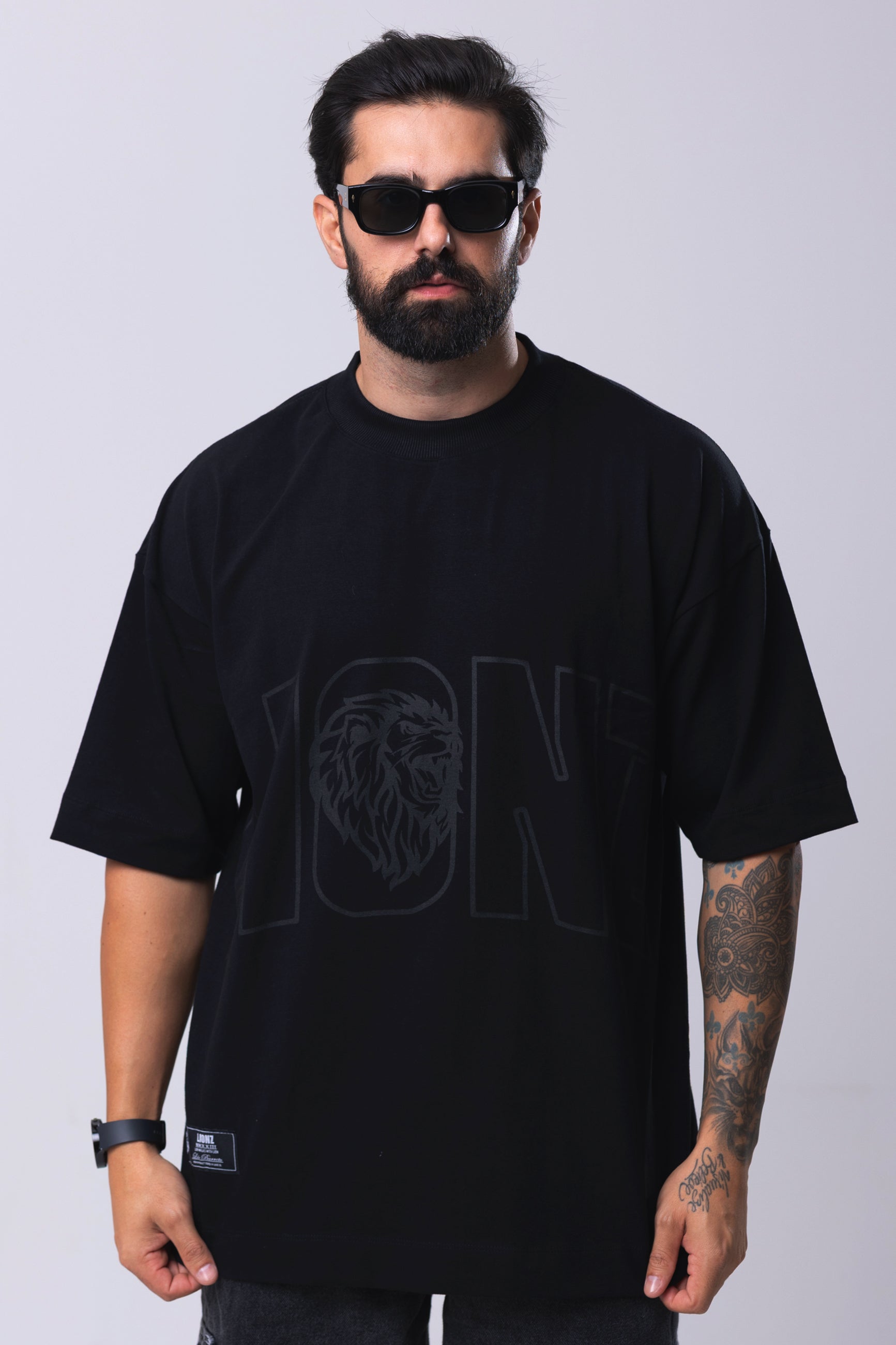 Camiseta Oversized L I O N Z - Preta & Preto