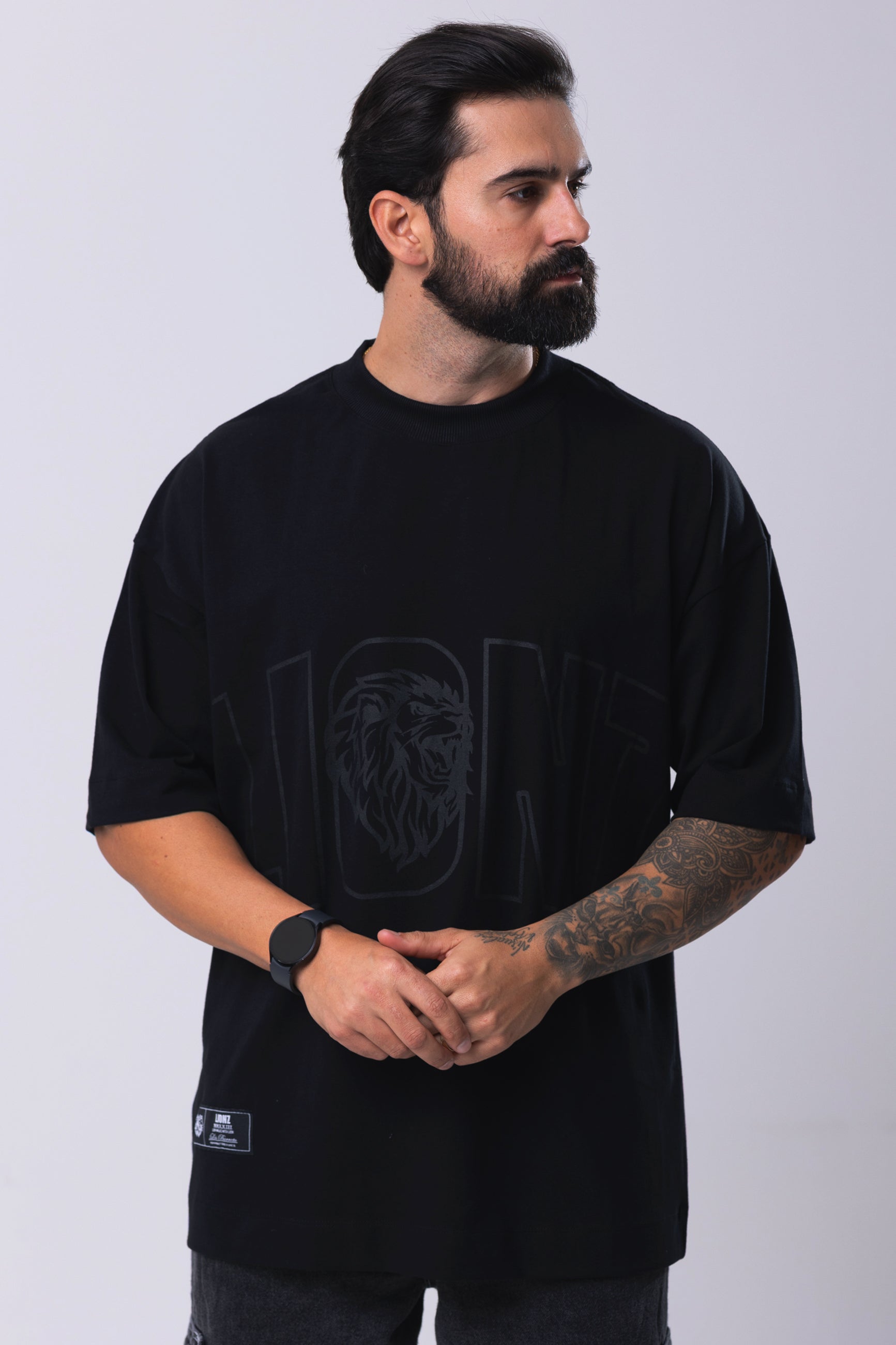Camiseta Oversized L I O N Z - Preta & Preto