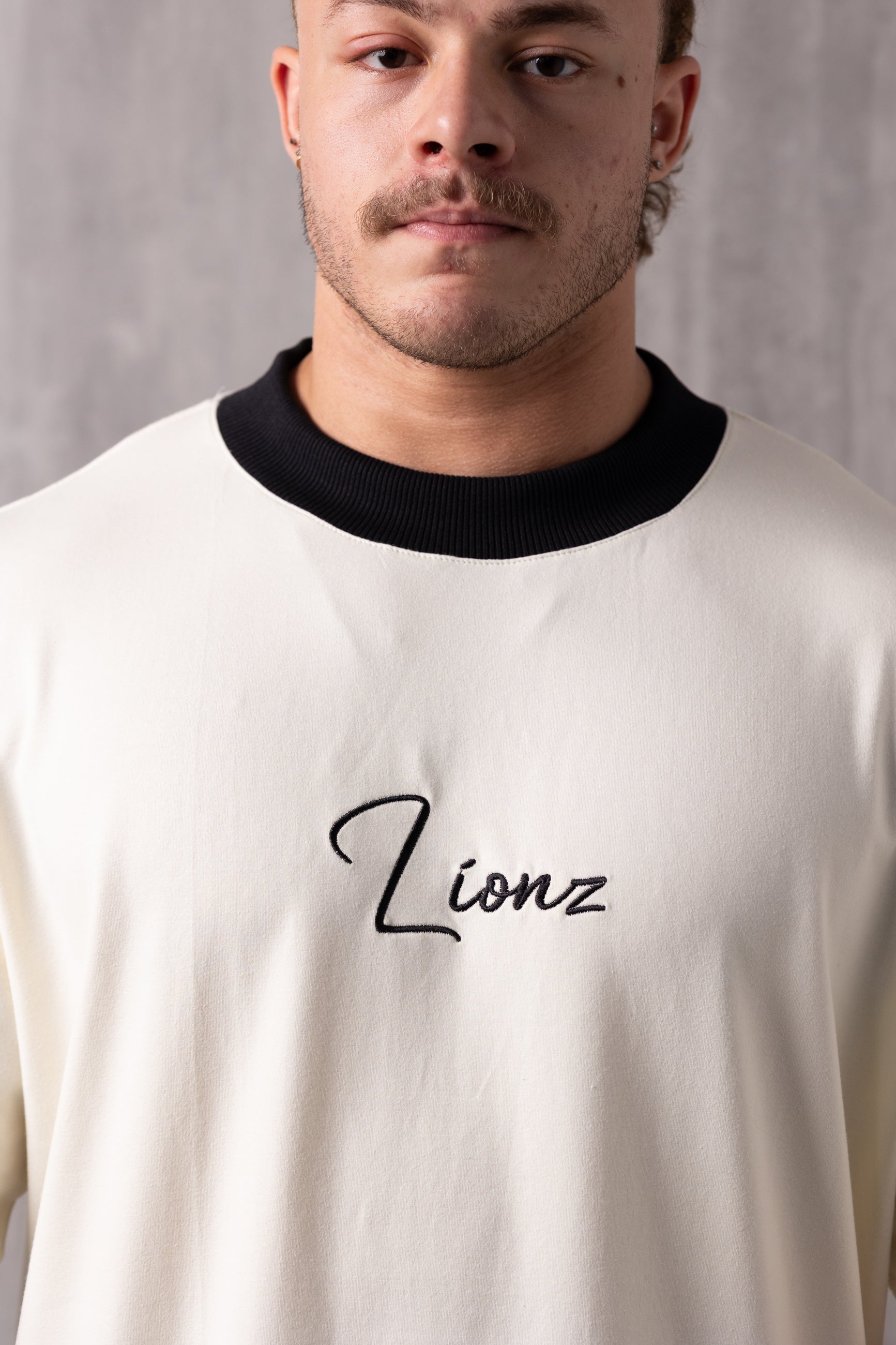 Camiseta Oversized Bordada King - OffWhite&Black