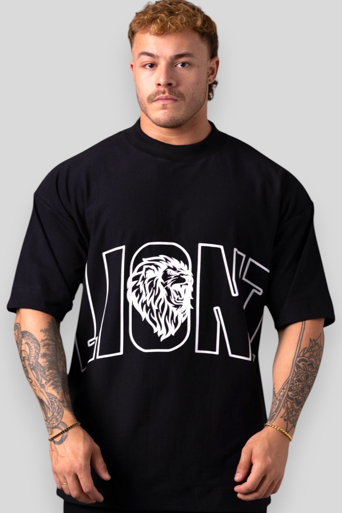 Camiseta Oversized L I O N Z - Preta