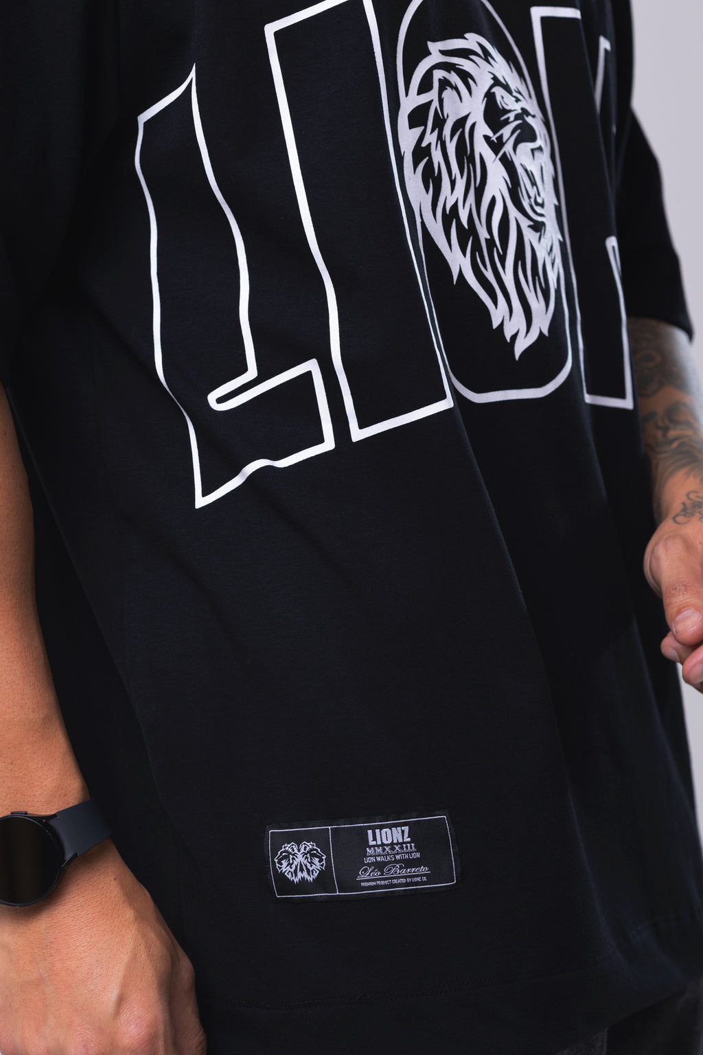 Camiseta Oversized L I O N Z - Preta