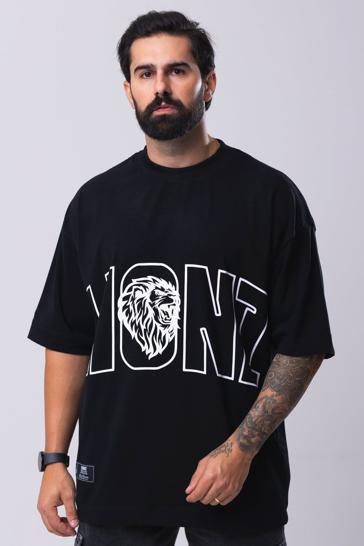Camiseta Oversized L I O N Z - Preta