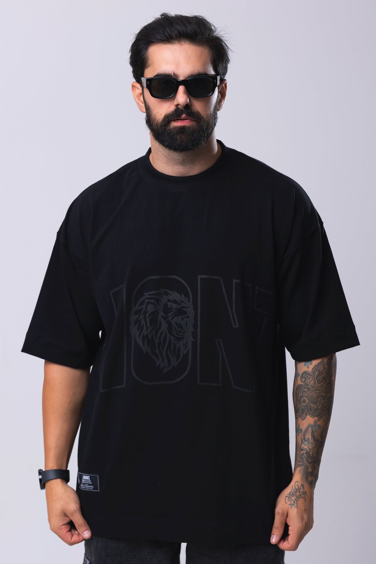 Camiseta Oversized L I O N Z - Preta & Preto