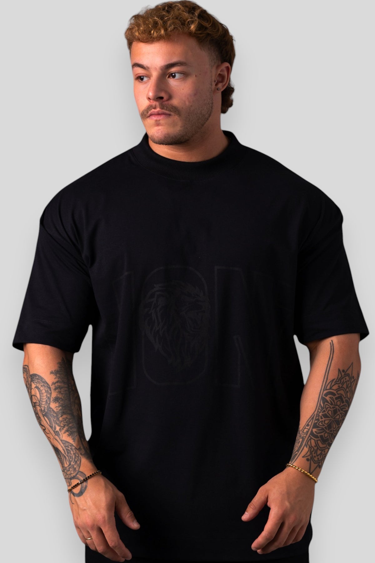 Camiseta Oversized L I O N Z - Preta & Preto