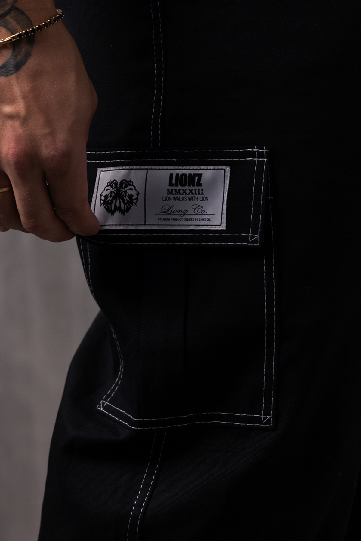 Calça Cargo Sarja Lionz - Preta Contraste