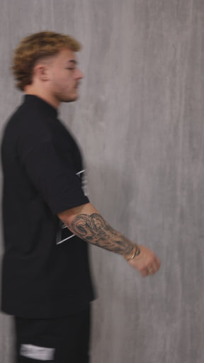 Camiseta Oversized L I O N Z - Preta